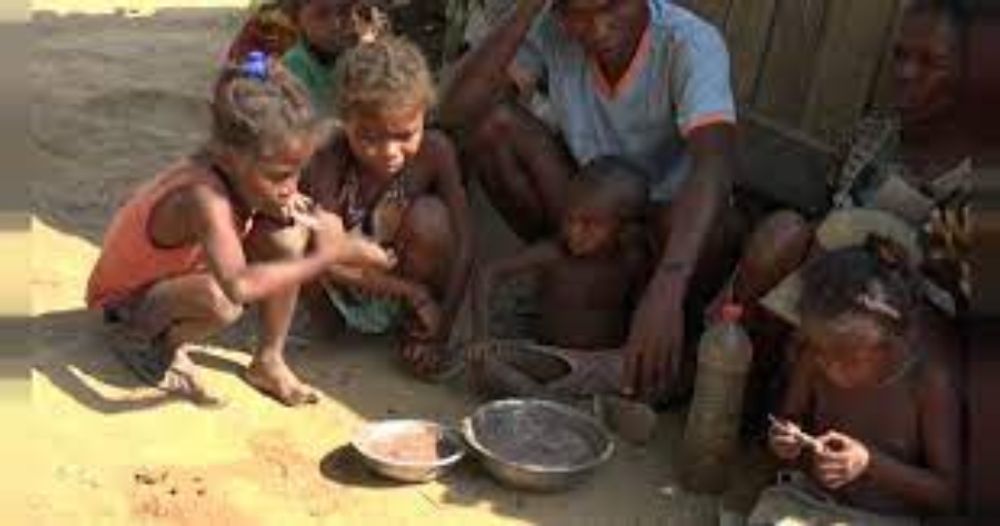 Locals eat white clay mixture as famine hits southern Madagascar |  Africanews